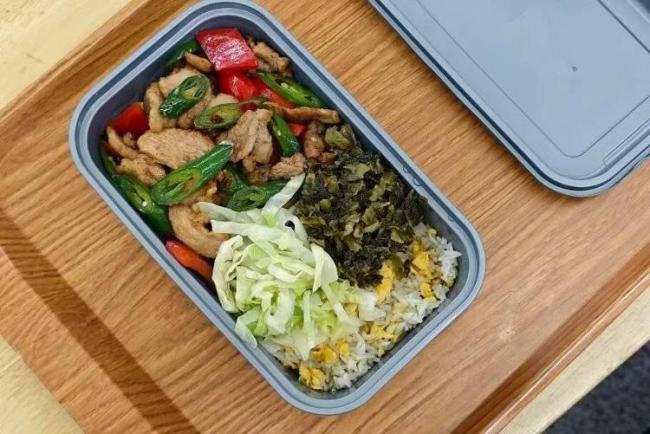 高铁推出17元盒饭:门店现炒