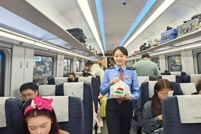 高铁推出17元盒饭:门店现炒,可送餐到座