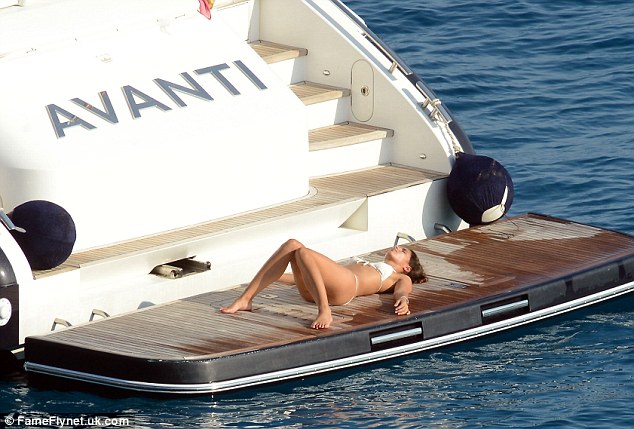 纳达尔与女友马洛卡游艇浪漫时刻_纳达尔女友玛利亚·弗朗西斯卡马洛卡游艇度假_纳达尔的女友