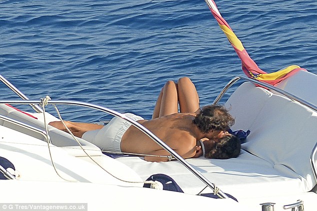 纳达尔女友玛利亚·弗朗西斯卡马洛卡游艇度假_纳达尔与女友马洛卡游艇浪漫时刻_纳达尔的女友