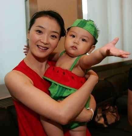 王艳 丈夫比她大11岁 继子王烁比她小8岁_王艳跟王志才的照片