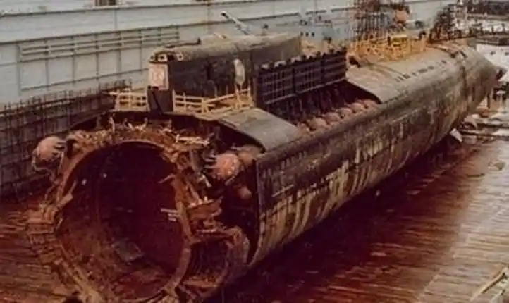 印尼海军209型潜艇失联事故_库尔斯克核潜艇事故_潜艇水下航行风险