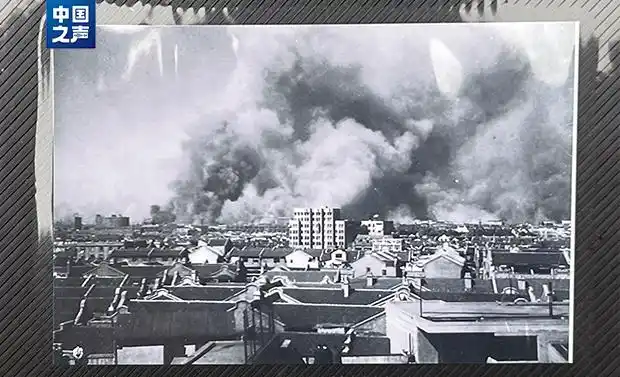 马库斯前往日本展出日军侵华照片_上海淞沪抗战纪念馆接收马库斯照片_法国小伙捐赠侵华日军暴行照片