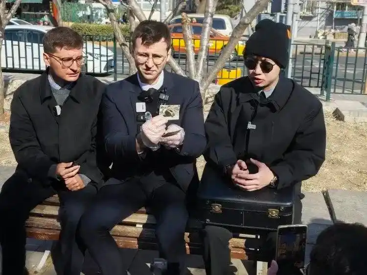 马库斯前往日本展出日军侵华照片_上海淞沪抗战纪念馆接收马库斯照片_法国小伙捐赠侵华日军暴行照片