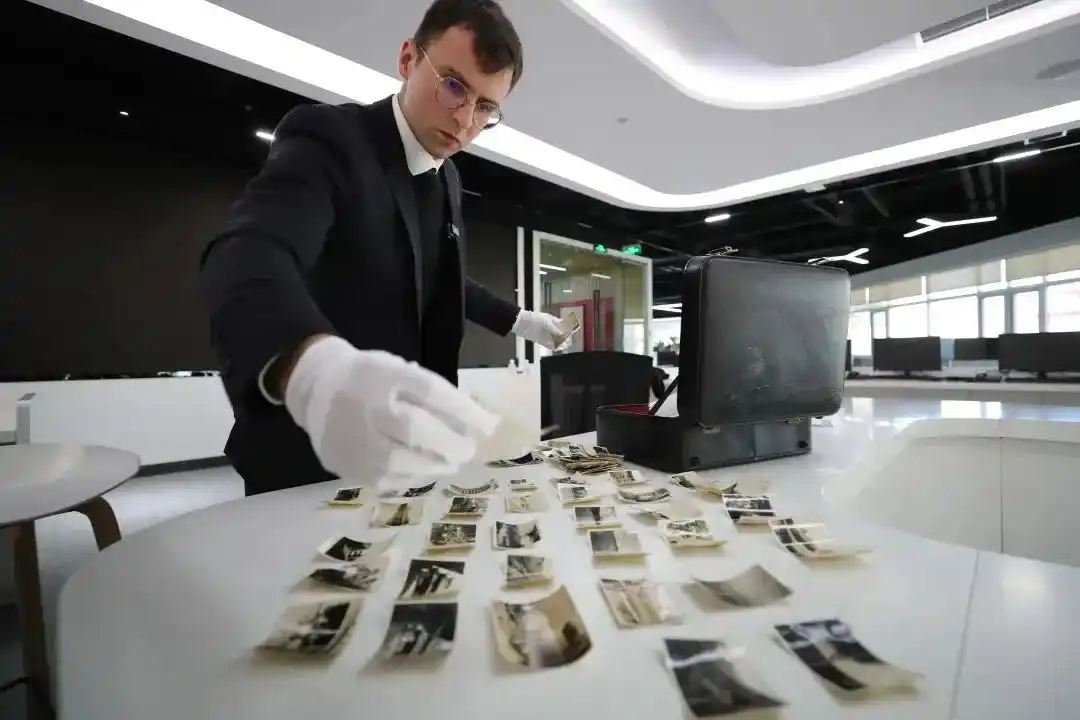 法国小伙捐赠侵华日军暴行照片_上海淞沪抗战纪念馆接收马库斯照片_马库斯前往日本展出日军侵华照片