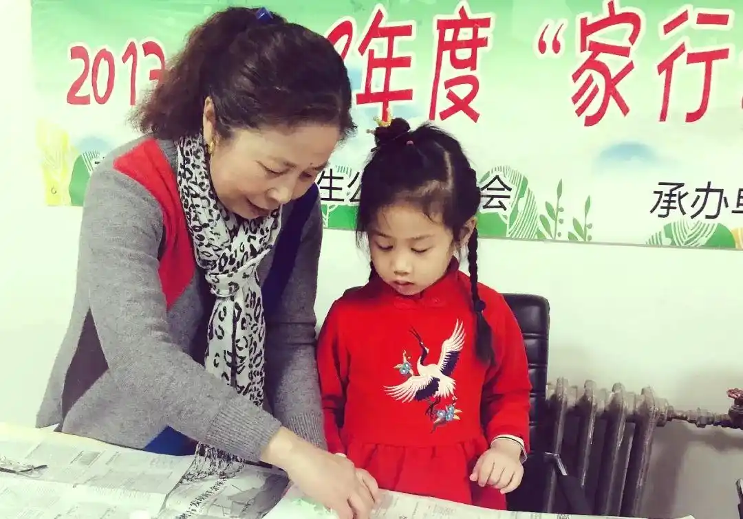 废物利用 创新垃圾桶 设计_废物利用小制作信息报道_环保活动 小学 废物变宝垃圾桶