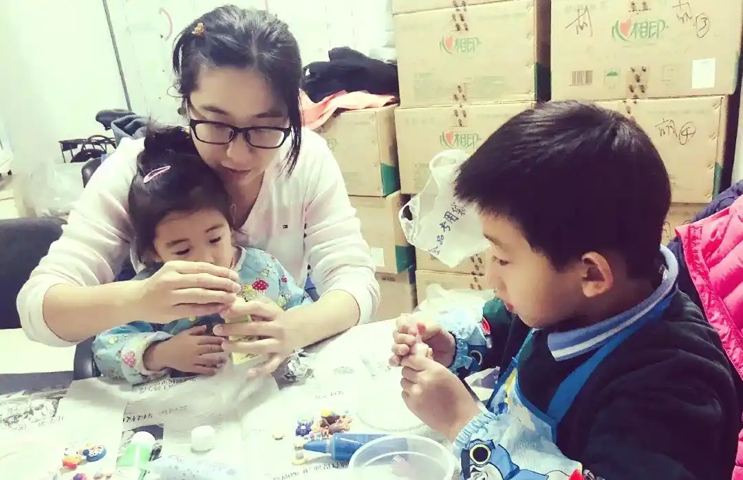 废物利用小制作信息报道_废物利用 创新垃圾桶 设计_环保活动 小学 废物变宝垃圾桶