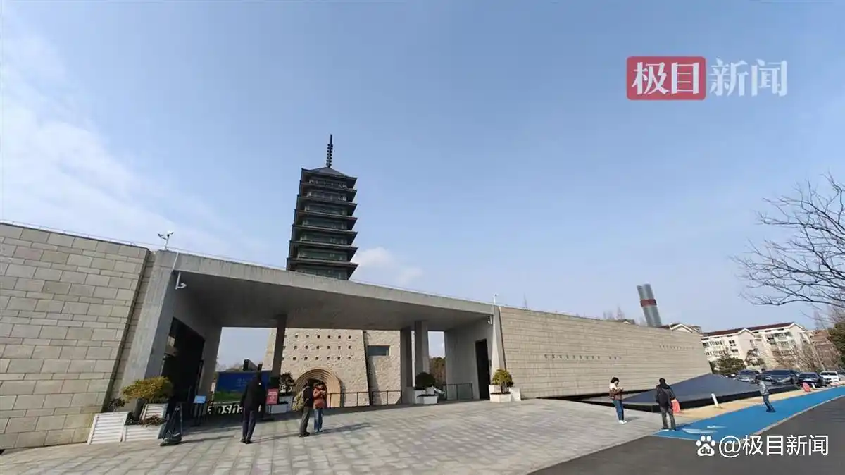 法国小伙将外祖父所留618张日军侵华照片，移交上海淞沪抗战纪念馆