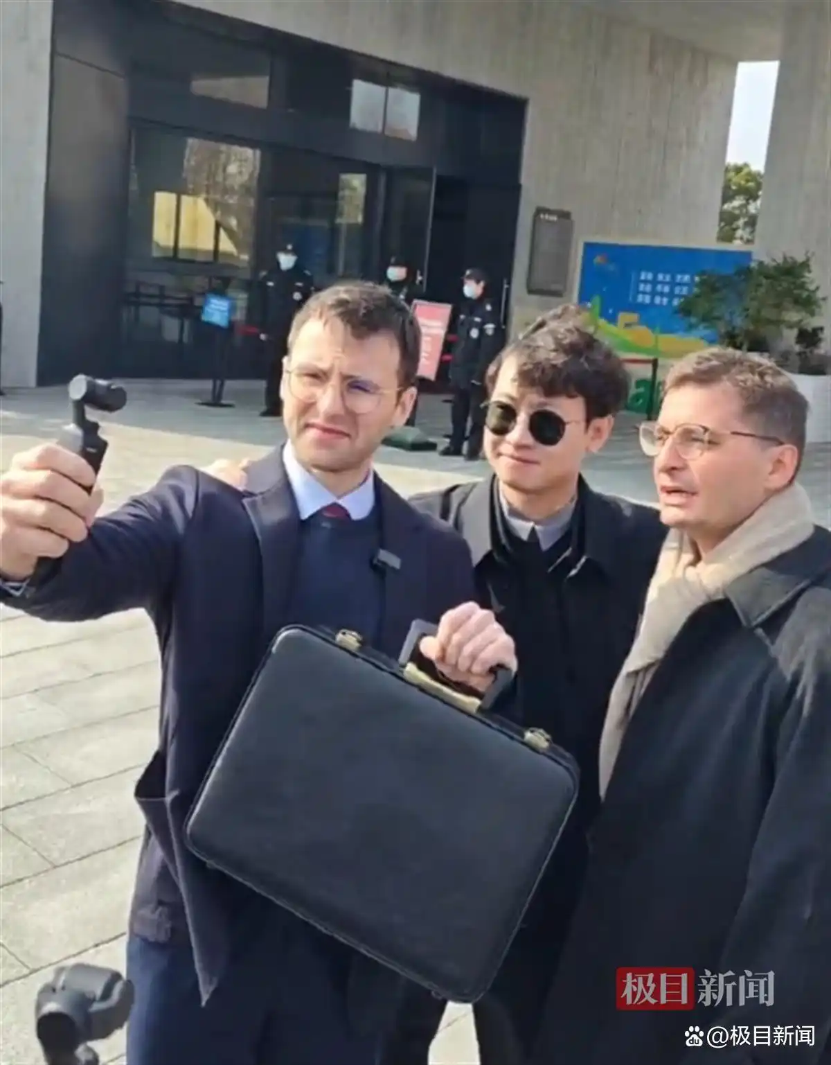 法国小伙捐赠日军侵华照片_马库斯前往日本展出日军侵华照片_上海淞沪抗战纪念馆接收照片