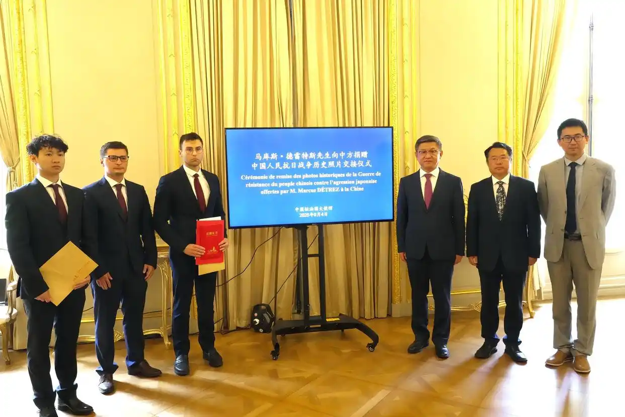 中国驻法国大使馆 法国友人 马库斯·德雷特斯 抗战历史照片 捐赠仪式 上海淞沪抗战纪念馆 罗杰·皮埃尔·劳伦斯 日军侵华 照片_马库斯前往日本展出日军侵华照片