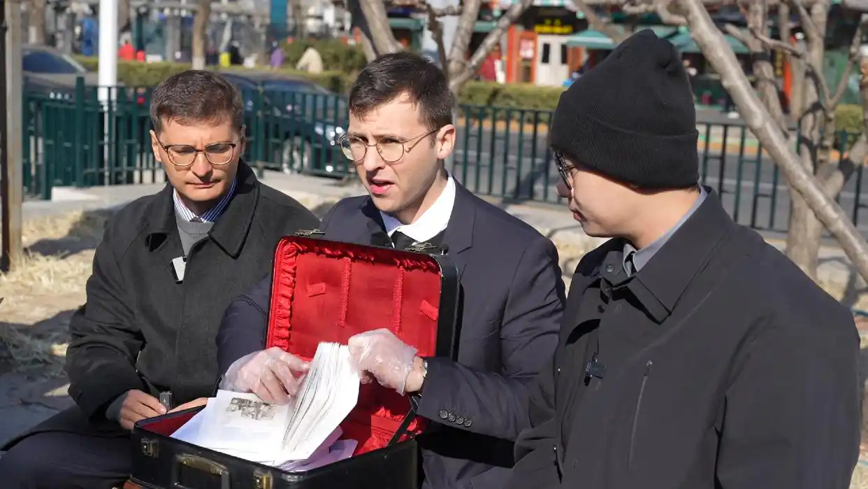 马库斯前往日本展出日军侵华照片_中国驻法国大使馆 法国友人 马库斯·德雷特斯 抗战历史照片 捐赠仪式 上海淞沪抗战纪念馆 罗杰·皮埃尔·劳伦斯 日军侵华 照片