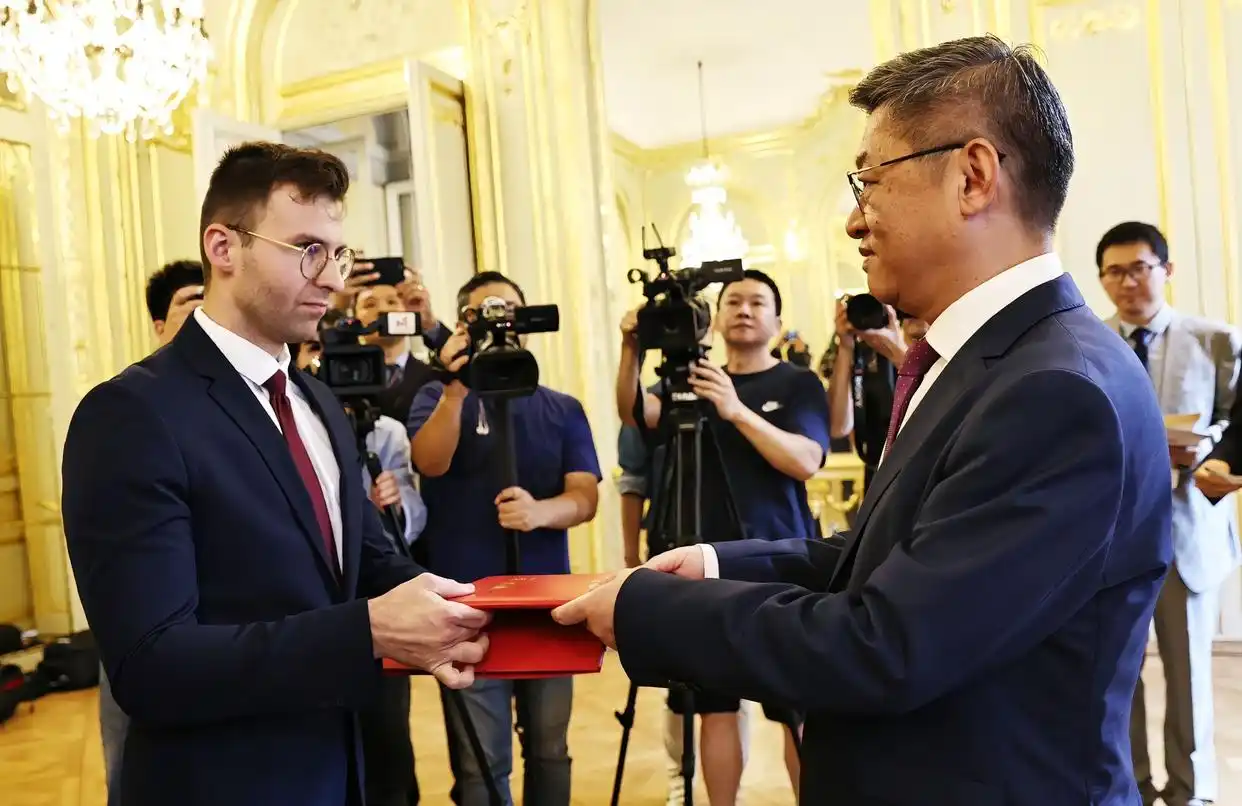 中国驻法国大使馆 法国友人 马库斯·德雷特斯 抗战历史照片 捐赠仪式 上海淞沪抗战纪念馆 罗杰·皮埃尔·劳伦斯 日军侵华 照片_马库斯前往日本展出日军侵华照片