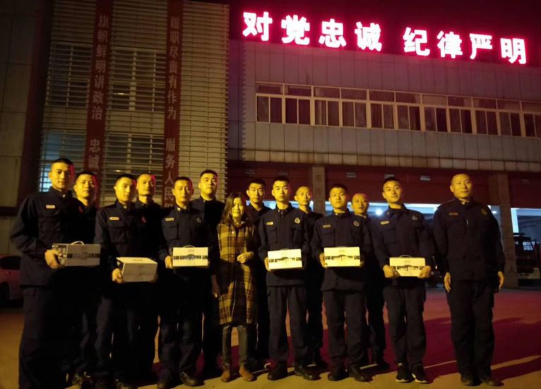 昨晚，香城发生暖心一幕！看到留言，这群铮铮男儿纷纷泪目