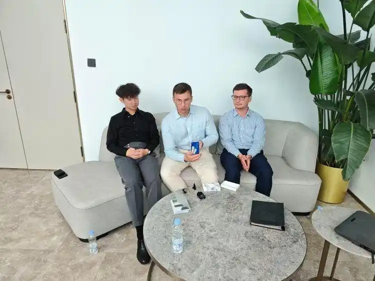 捐抗战照片的马库斯一行三人再访北京，11月想带着照片去日本宣讲