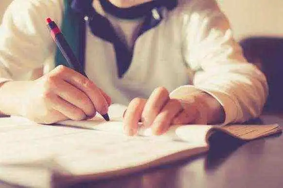 语文名师评析今年杭州中考作文题：采访 发现生活中的闪光点