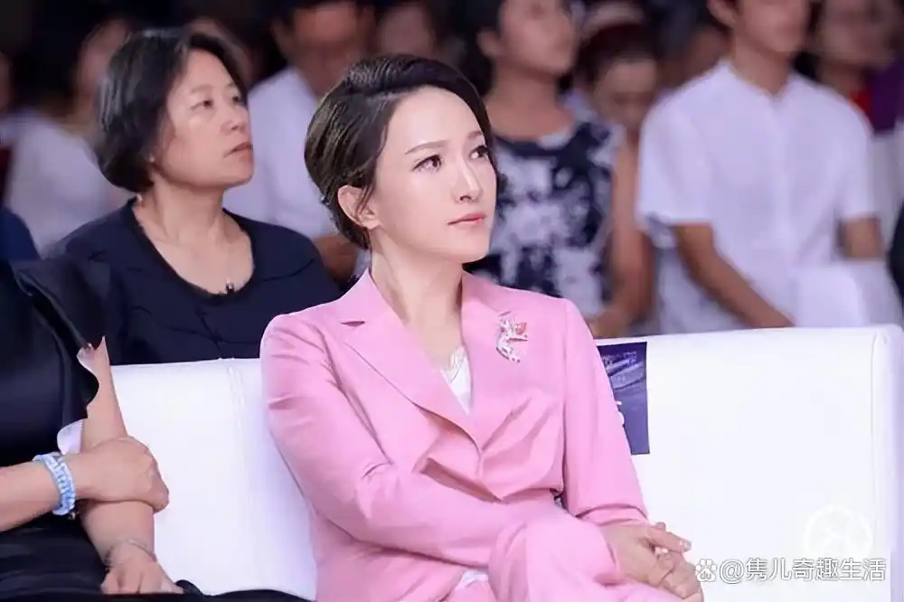 董卿主持风格_央视美女主持人_cctv13晚间新闻女主持人