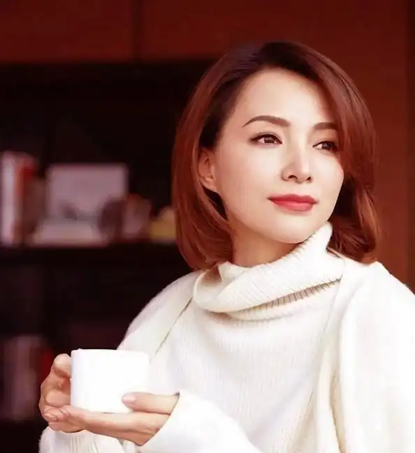 cctv13晚间新闻女主持人_央视女主持人介绍_央视美女主持人排名