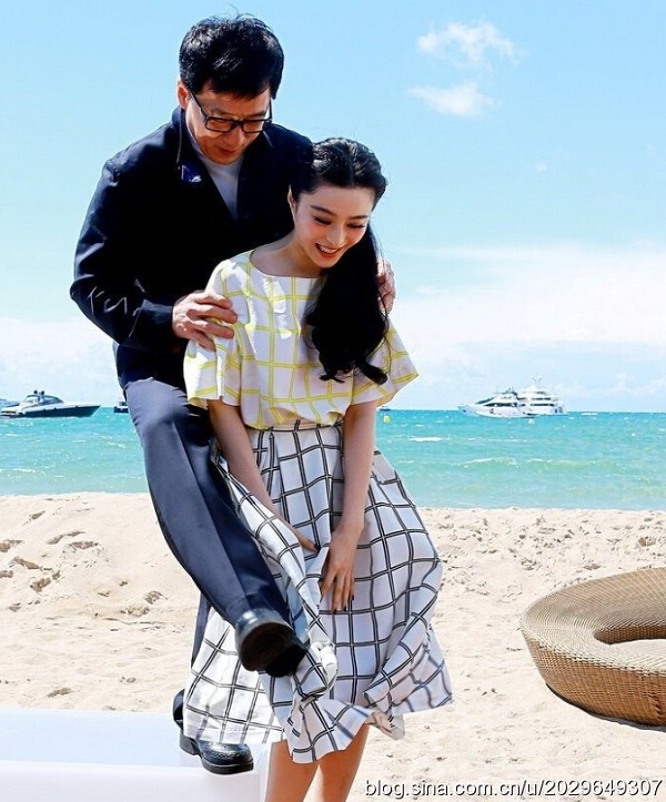 女星短裙走光尴尬瞬间_被风吹起裙子走光女星_风吹起裙子