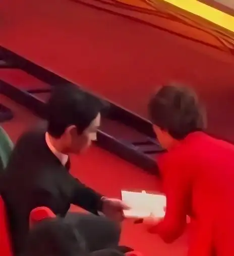 cctv13晚间新闻女主持人_央视海霞个人经历_海霞主持生涯成就