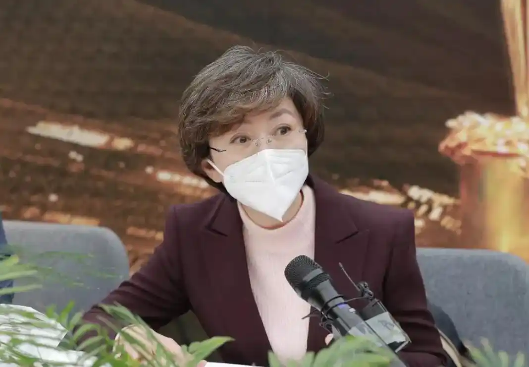 海霞主持生涯成就_cctv13晚间新闻女主持人_央视海霞个人经历