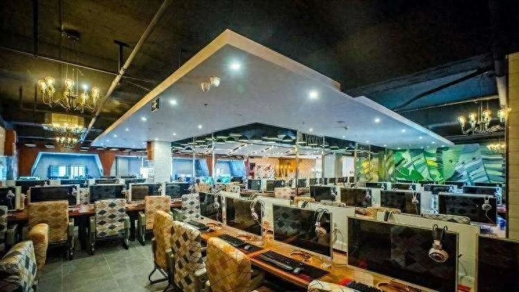 倒闭甩卖、转型无门，溃败的网吧，消失的“男人的天堂”