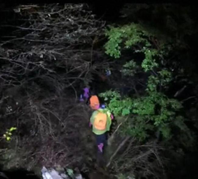 19人被困南太行山悬崖 1人遇难 救援连夜展开