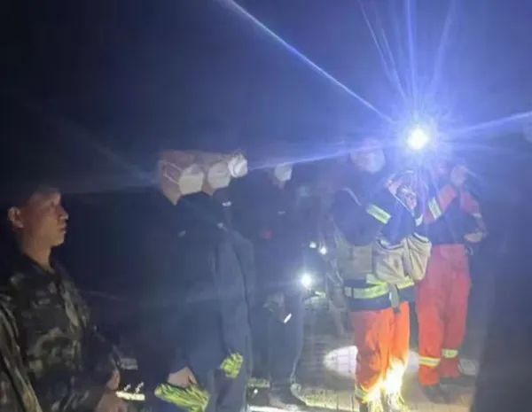 太原警方救援徒步被困人员_19人被困南太行山悬崖 1人遇难_徒步活动安全注意事项
