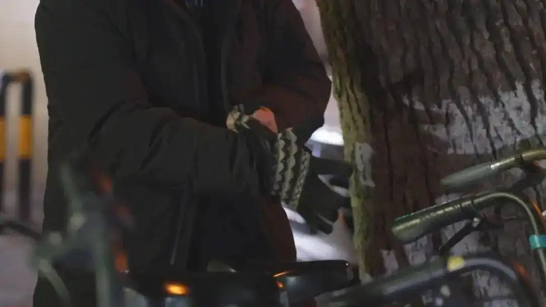 13岁女孩失联7天竟躲空房间玩手机_离家出走失联两天报警_青春期母女矛盾调解