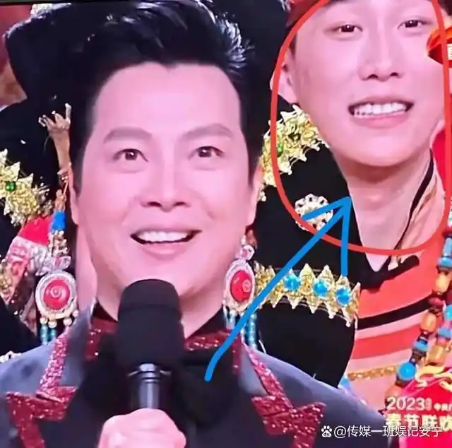 央视春晚微笑哥_春晚假笑哥_春晚笑脸哥真实身份