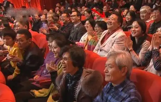 笑脸哥现在怎么样了_连续霸屏春晚19年笑脸哥缺席原因_春晚笑脸哥真实身份