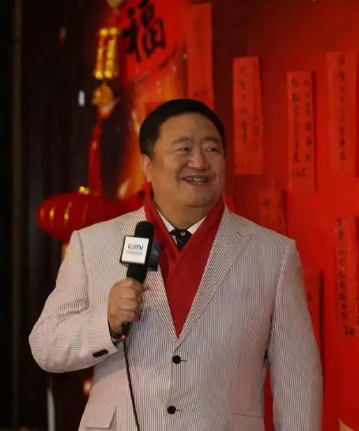 春晚笑脸哥真实身份_连续霸屏春晚19年笑脸哥缺席原因_笑脸哥现在怎么样了