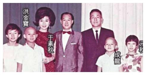 七小福现状: 成员平均年龄已经70岁,唯独他仍像30岁