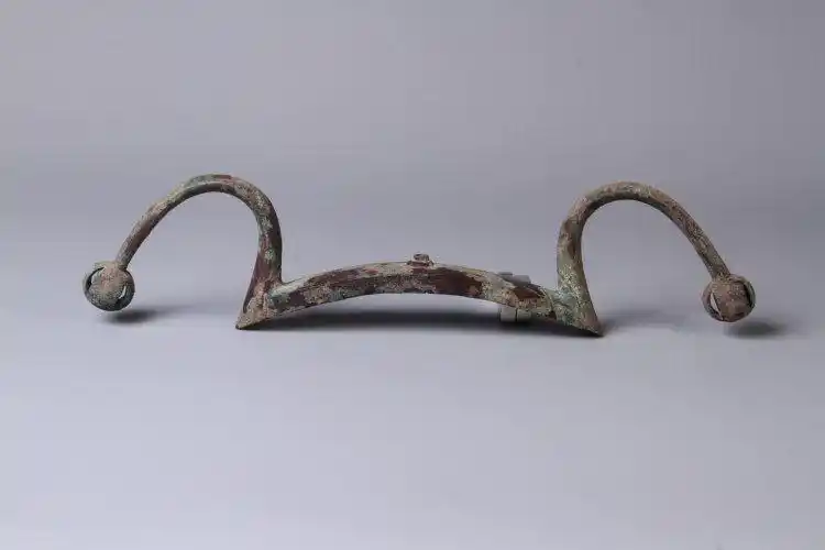 “摸金校尉”的双面人生：白天保护性考古，夜里用炸药盗墓