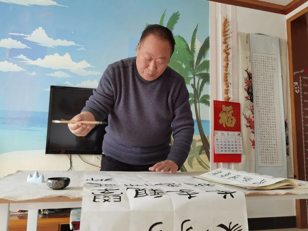 退休老干部奉献精神_黄龙县关工委工作_退休老干部环城走的新闻稿件