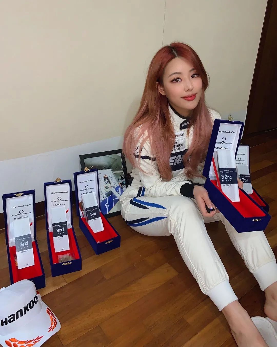 youna_郑宥娜汽车测评视频_韩国美女赛车手郑宥娜