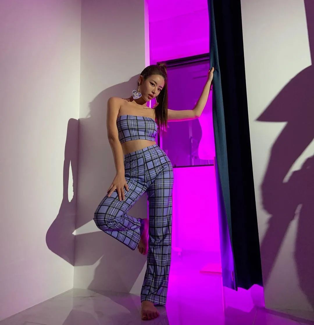 韩国美女赛车手郑宥娜_郑宥娜汽车测评视频_youna