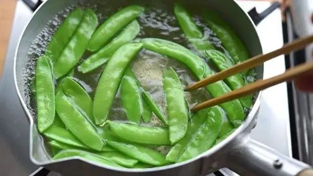 这6类必须焯水的食物要知道_焯水技巧_哪些食材需要焯水