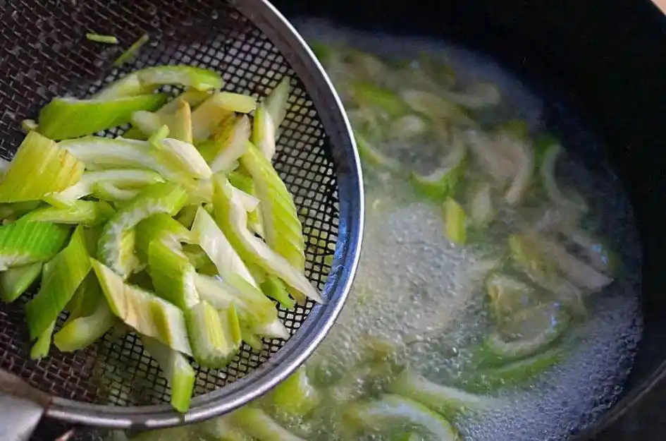 吃之前需要焯水的5类菜，一定要记住！避免“吃毒”，别犯懒