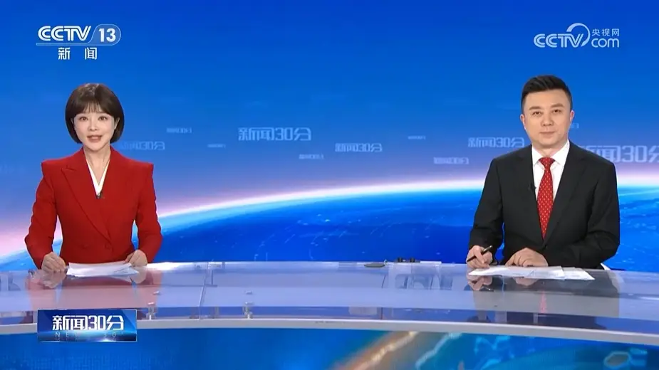 新闻直播间男主持_52岁男主播潘涛一天主持三档节目_潘涛连续主持新闻联播新闻30分新闻直播间