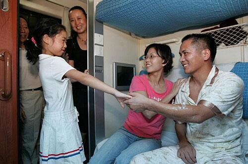 武大劫持人质案受伤特警赴京接受治疗