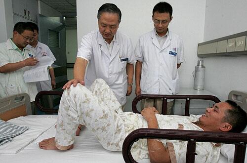 谭纪雄是第几届人民警察_谭纪雄赴京治疗_武大劫持人质案特警伤情