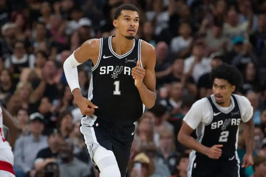 开拓者vs湖人 杨瀚森替补出战_约基奇开局三连三双比肩大O和威少_杨瀚森背靠背1分开拓者122比108大胜湖人