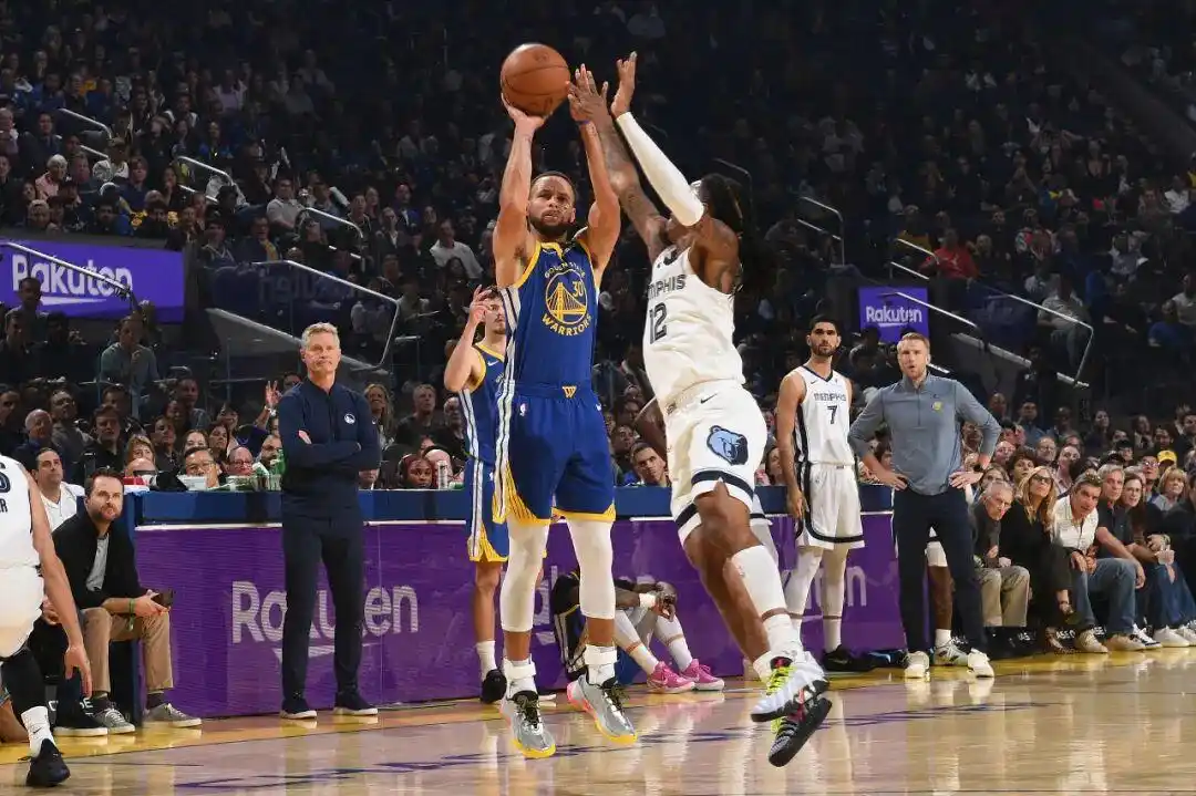 开拓者vs湖人 杨瀚森替补出战_约基奇开局三连三双比肩大O和威少_杨瀚森背靠背1分开拓者122比108大胜湖人