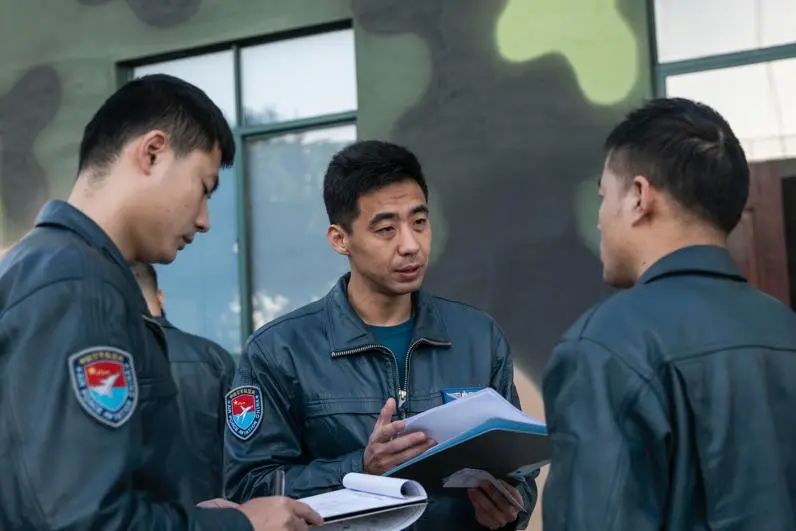 南部战区空军航空兵某师战史_大批轰-6k贴近台岛 专家解读_轰-6K飞行员执行远海任务