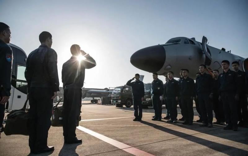 大批轰-6k贴近台岛 专家解读_轰-6K飞行员执行远海任务_南部战区空军航空兵某师战史