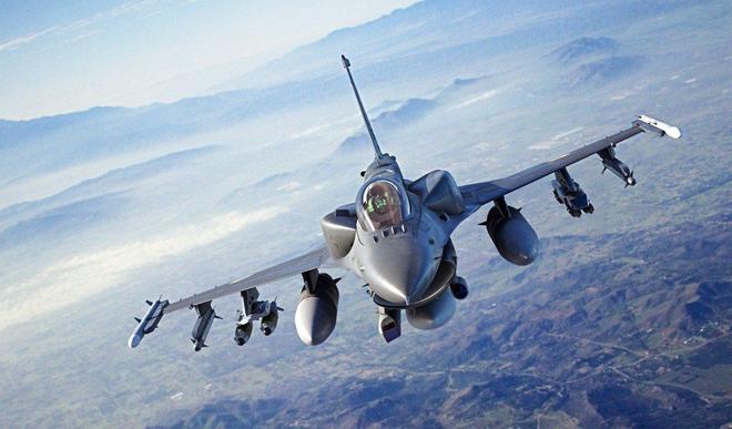 f16空战机动_F16战斗机性能特点_F16战机出口销售原因分析