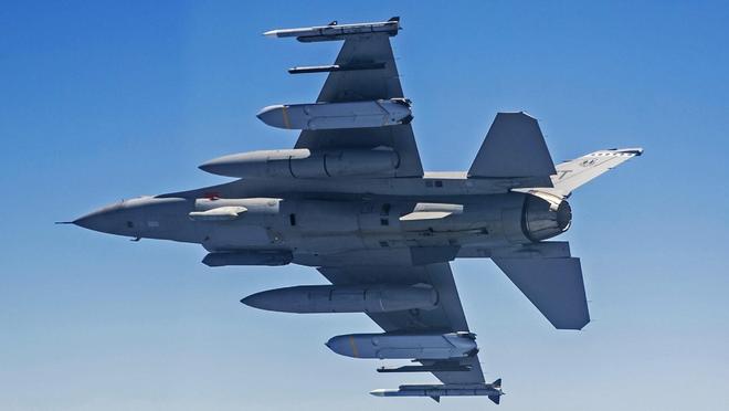 f16空战机动_F16战机出口销售原因分析_F16战斗机性能特点