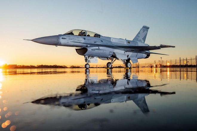 F16战斗机性能特点_F16战机出口销售原因分析_f16空战机动