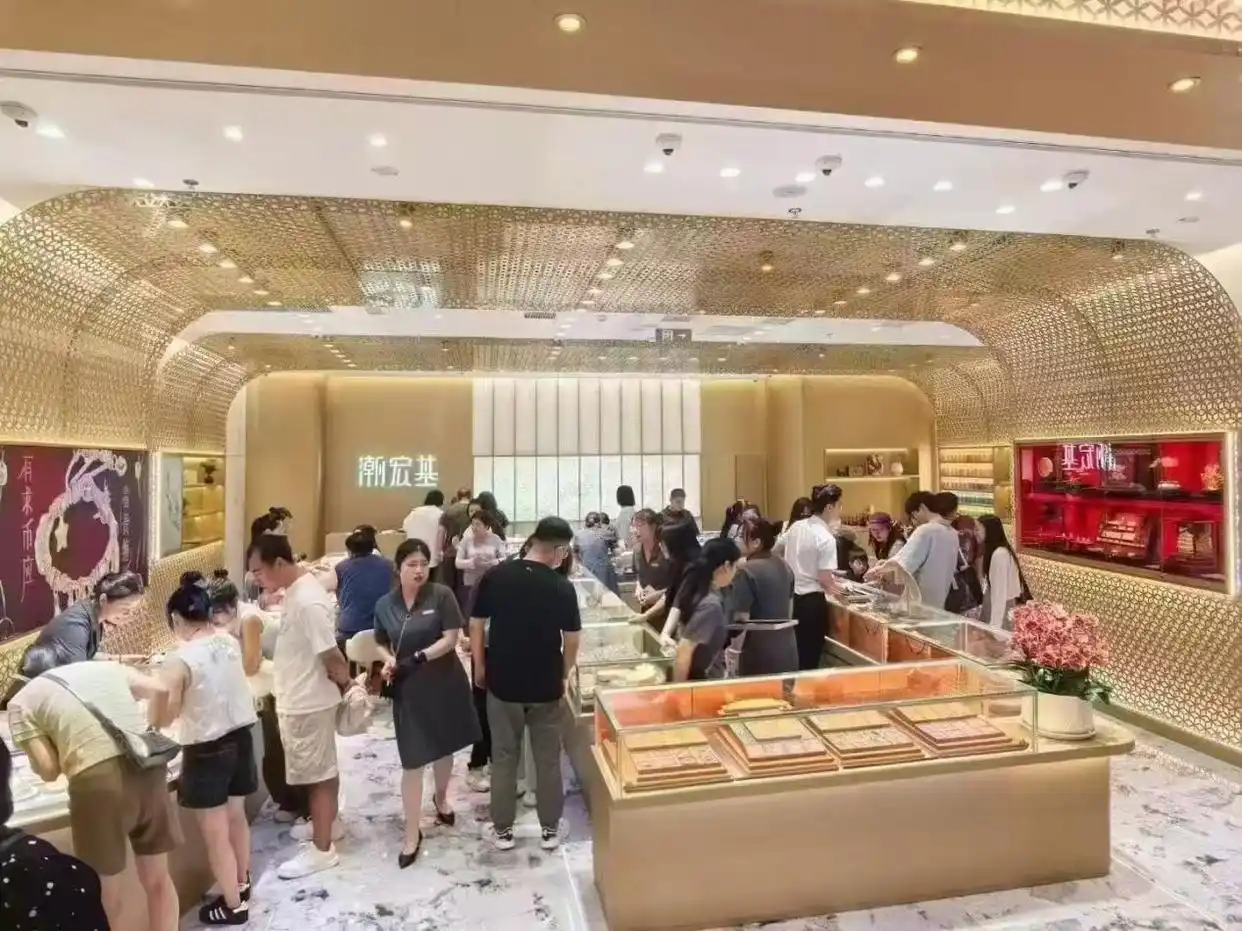 黄金涨不停，一口价金饰也纷纷涨价，建议消费者按需购买！