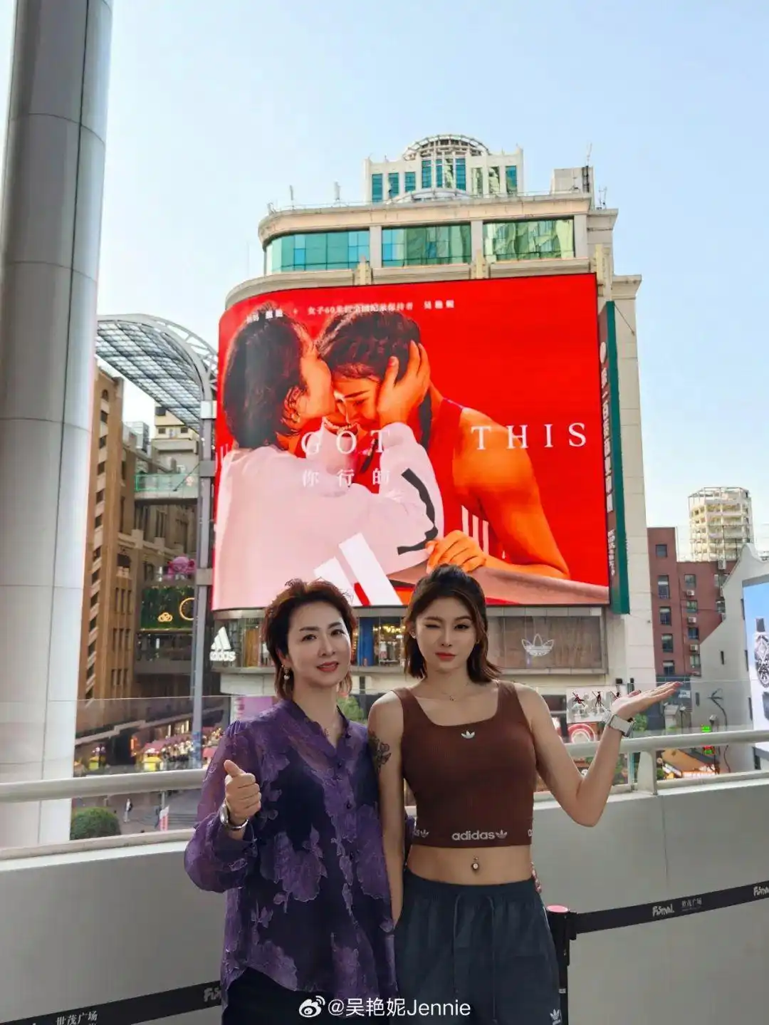 吴艳妮母亲力挺女儿抢跑事件_吴艳妮母亲拒绝危机公关费用_吴艳妮夺冠后亲吻现场小粉丝